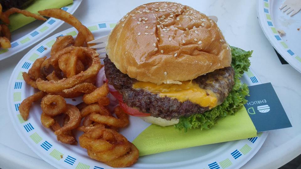 Zum Abschluss des Barcamps Koblenz 2015 wurden vom Catering Burger serviert